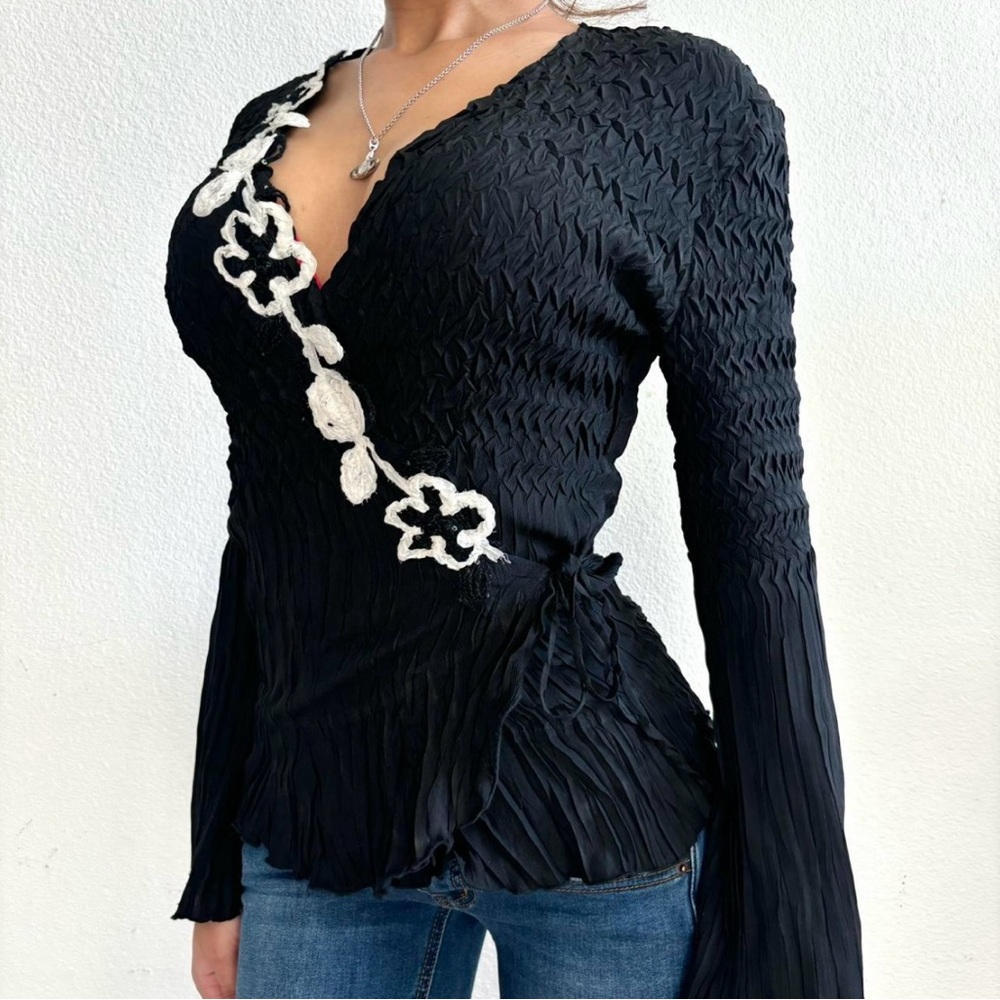 *SOLD!* Komarov Black Blouse with White Floral Details Y2K - Picture 3 of 8